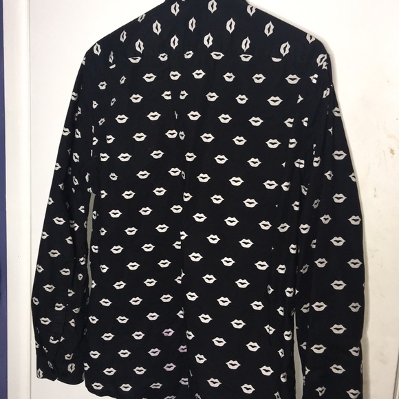 H&M Kiss Mark Button Up Shirt - Picture 2 of 2